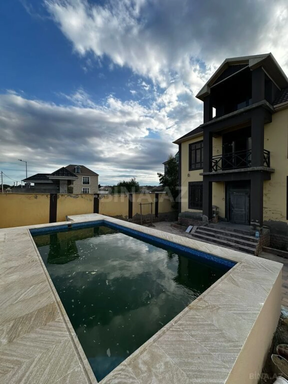 Satılır 5 otaqlı həyət evi 300 m²