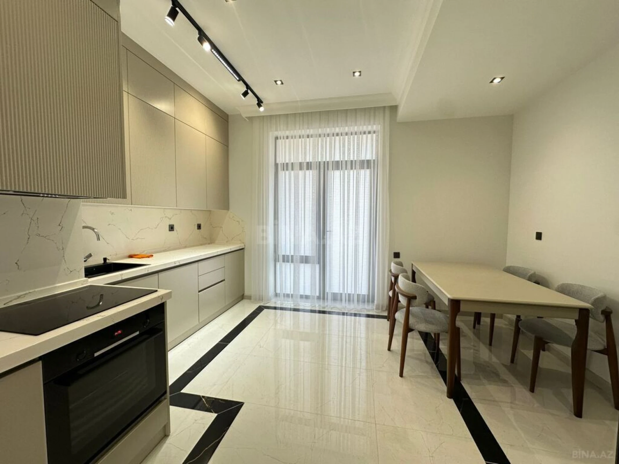 Kirayə verilir 4 otaqlı mənzil 160 m²