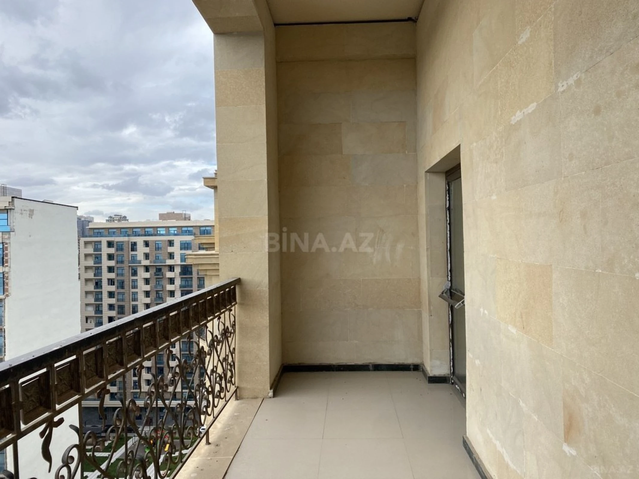 Satılır 9 otaqlı mənzil 500 m²