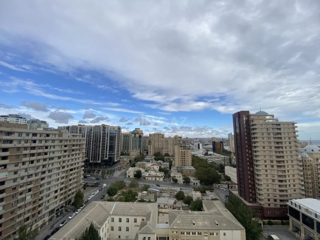 Satılır 9 otaqlı mənzil 500 m²