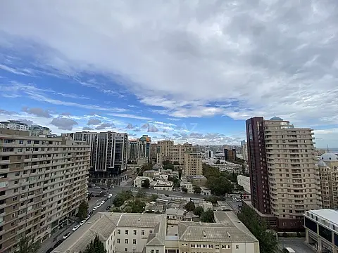 Satılır 9 otaqlı mənzil 500 m²