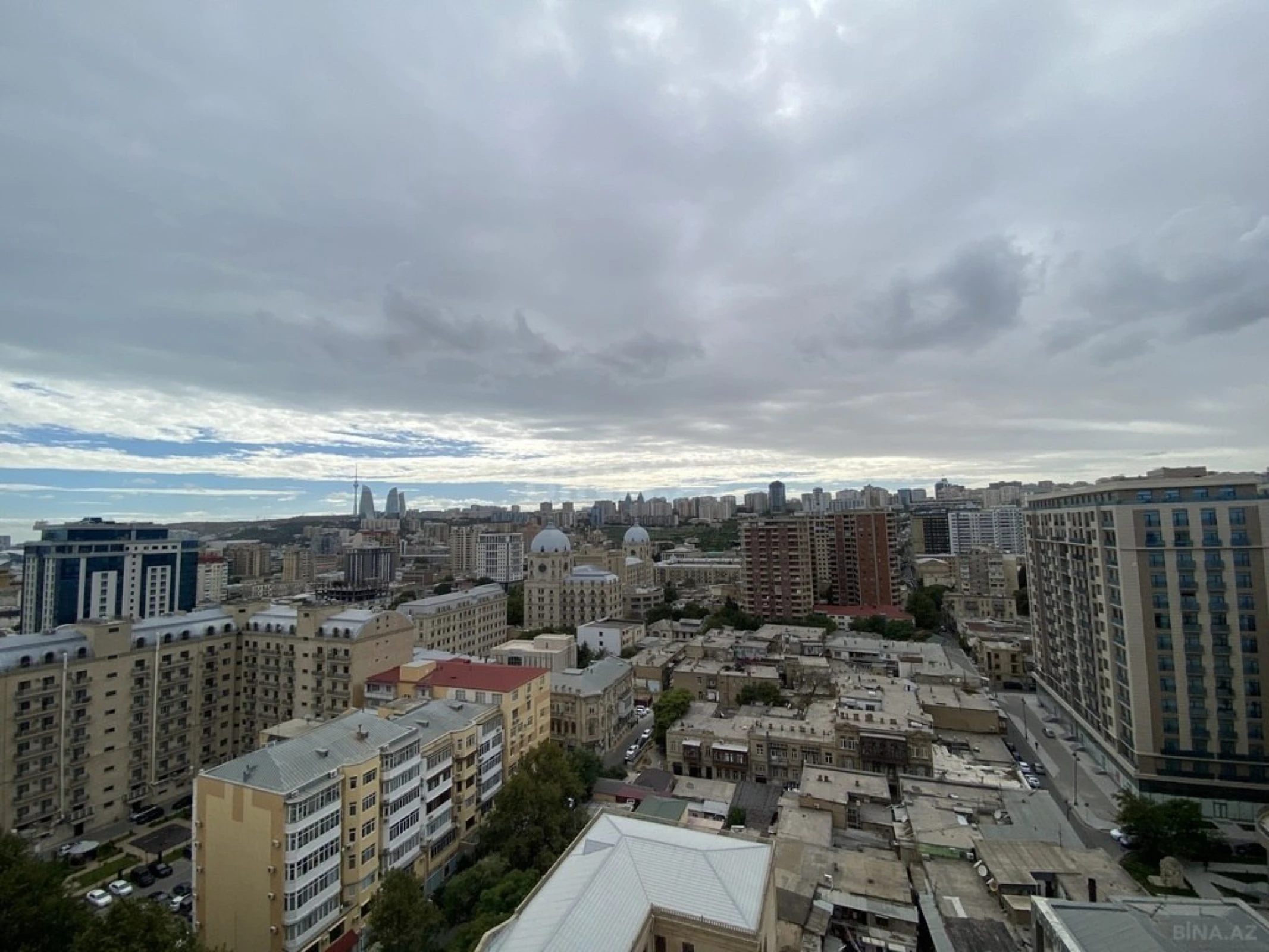 Satılır 9 otaqlı mənzil 500 m²