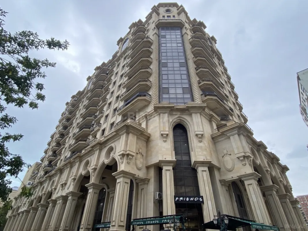 Satılır 9 otaqlı mənzil 500 m²