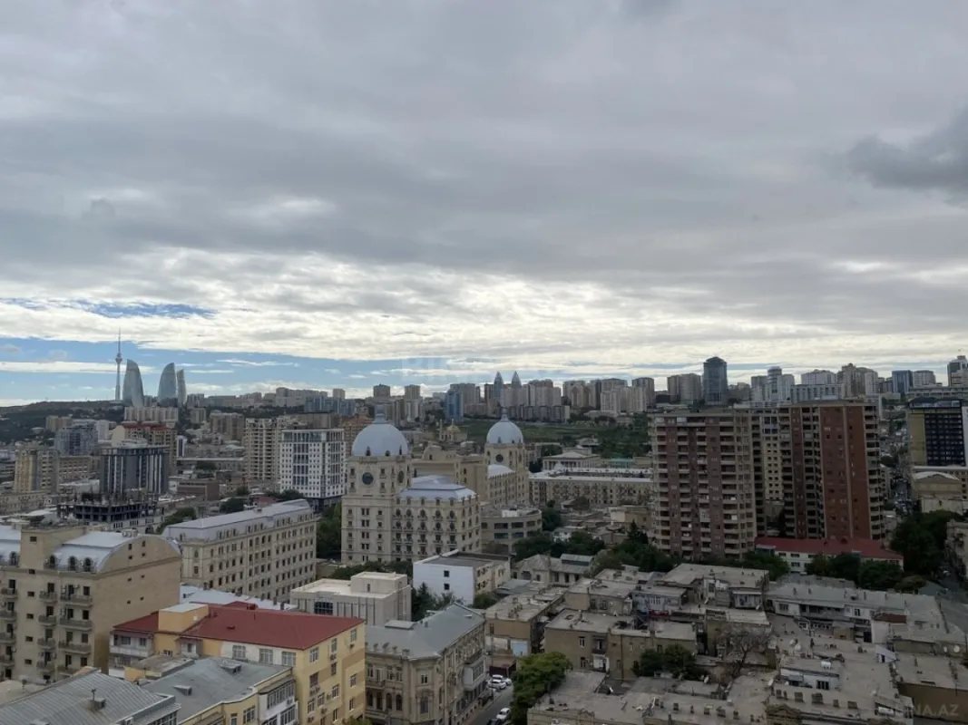 Satılır 9 otaqlı mənzil 500 m²