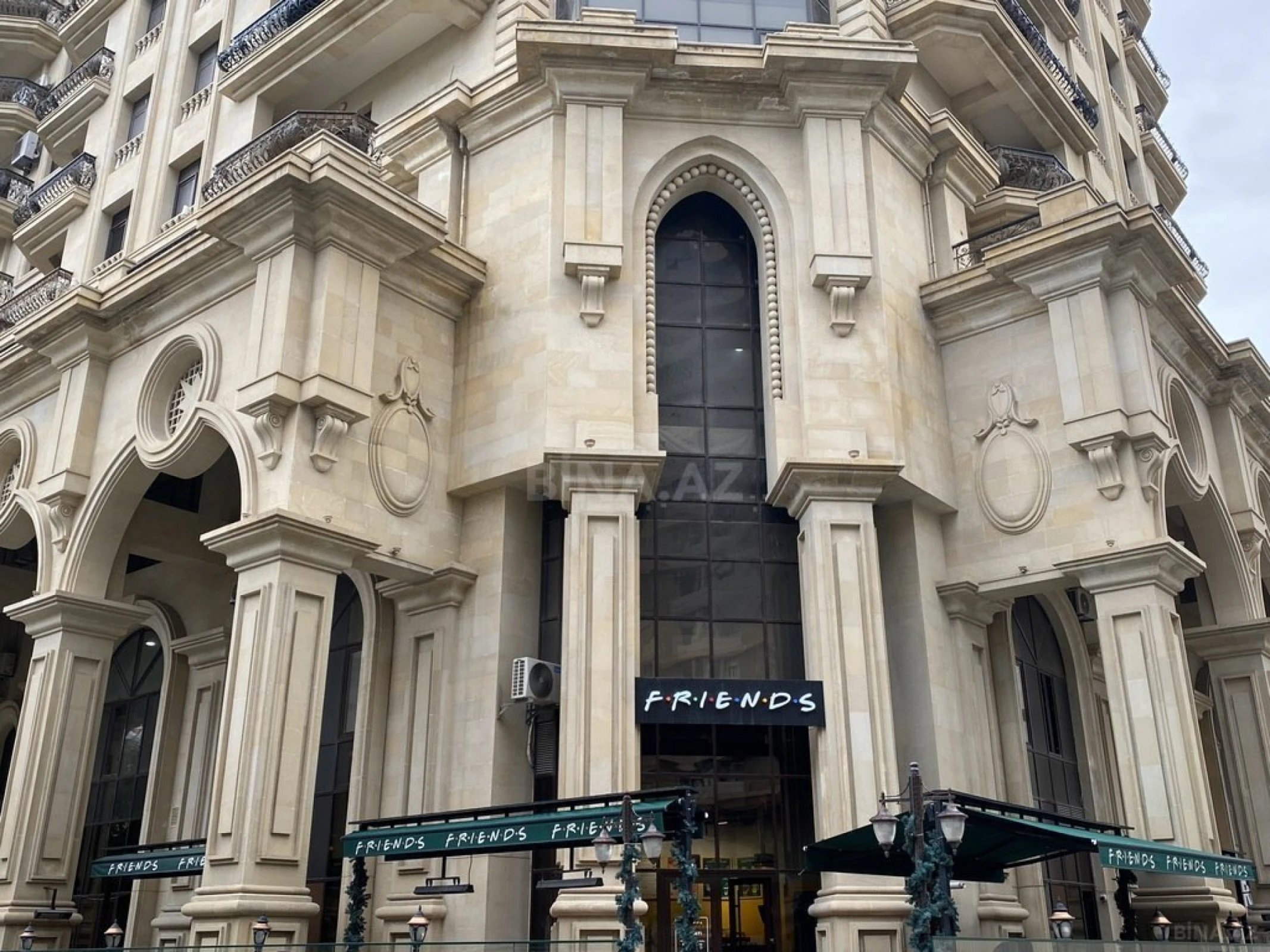 Satılır 9 otaqlı mənzil 500 m²
