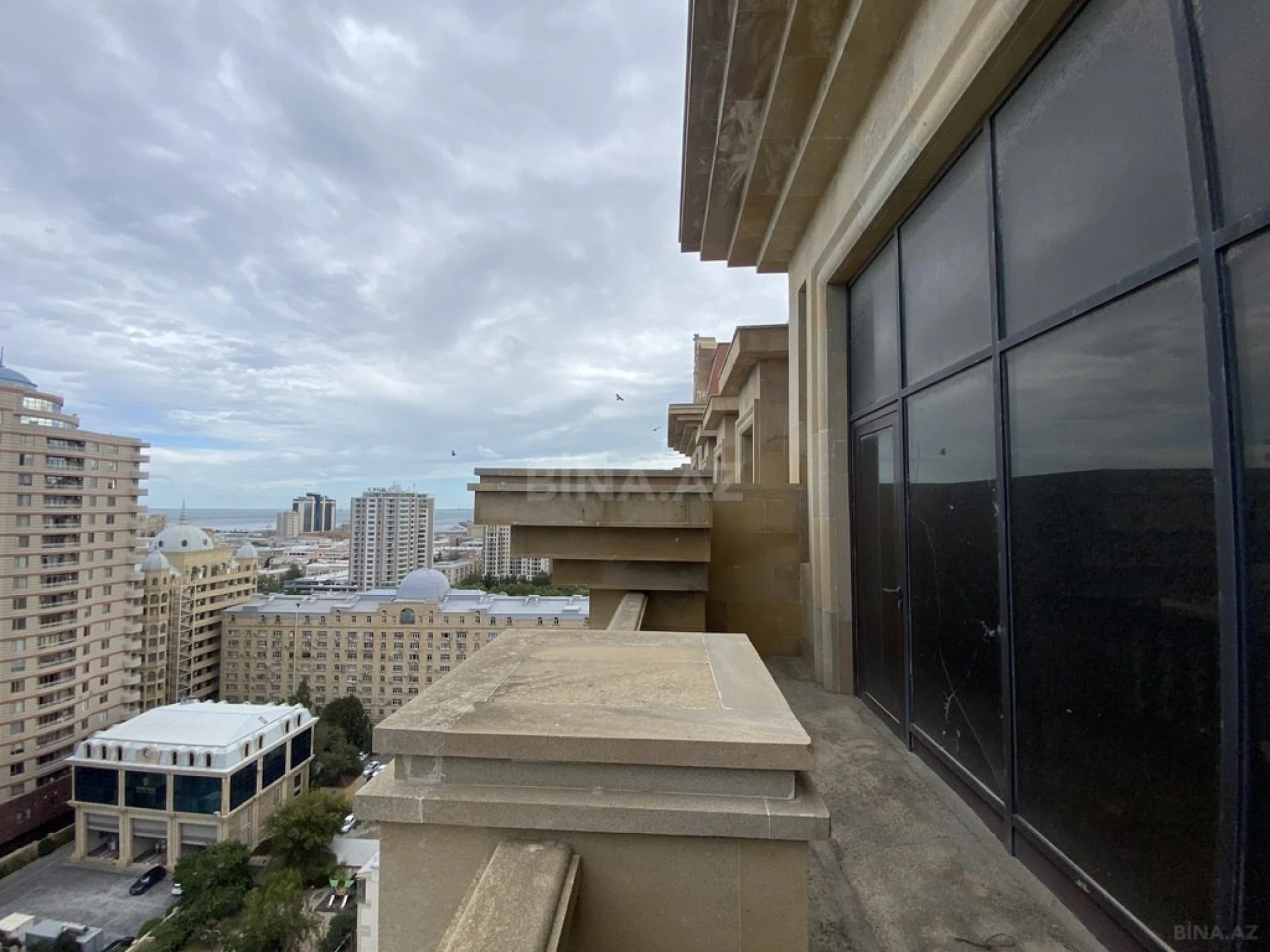 Satılır 9 otaqlı mənzil 500 m²