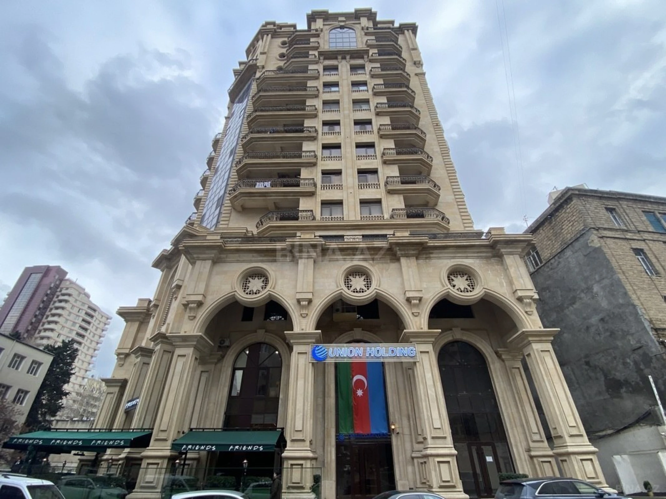 Satılır 9 otaqlı mənzil 500 m²