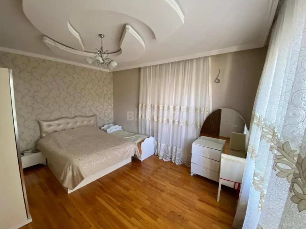 Satılır 6 otaqlı həyət evi 330 m²