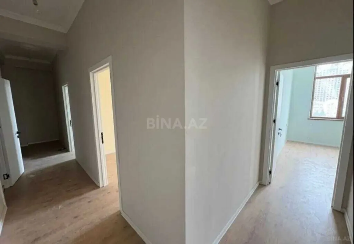 Satılır 4 otaqlı mənzil 130 m²
