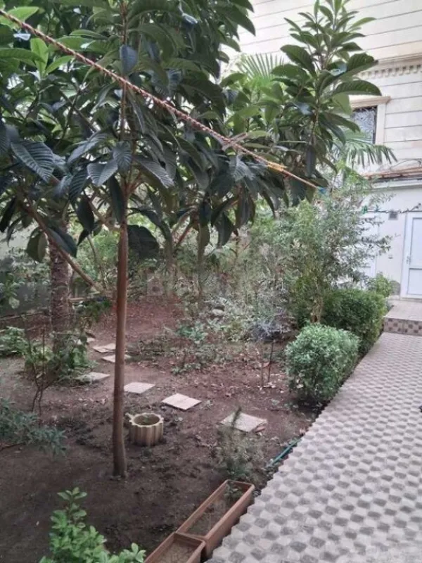 Satılır 8 otaqlı həyət evi 500 m²