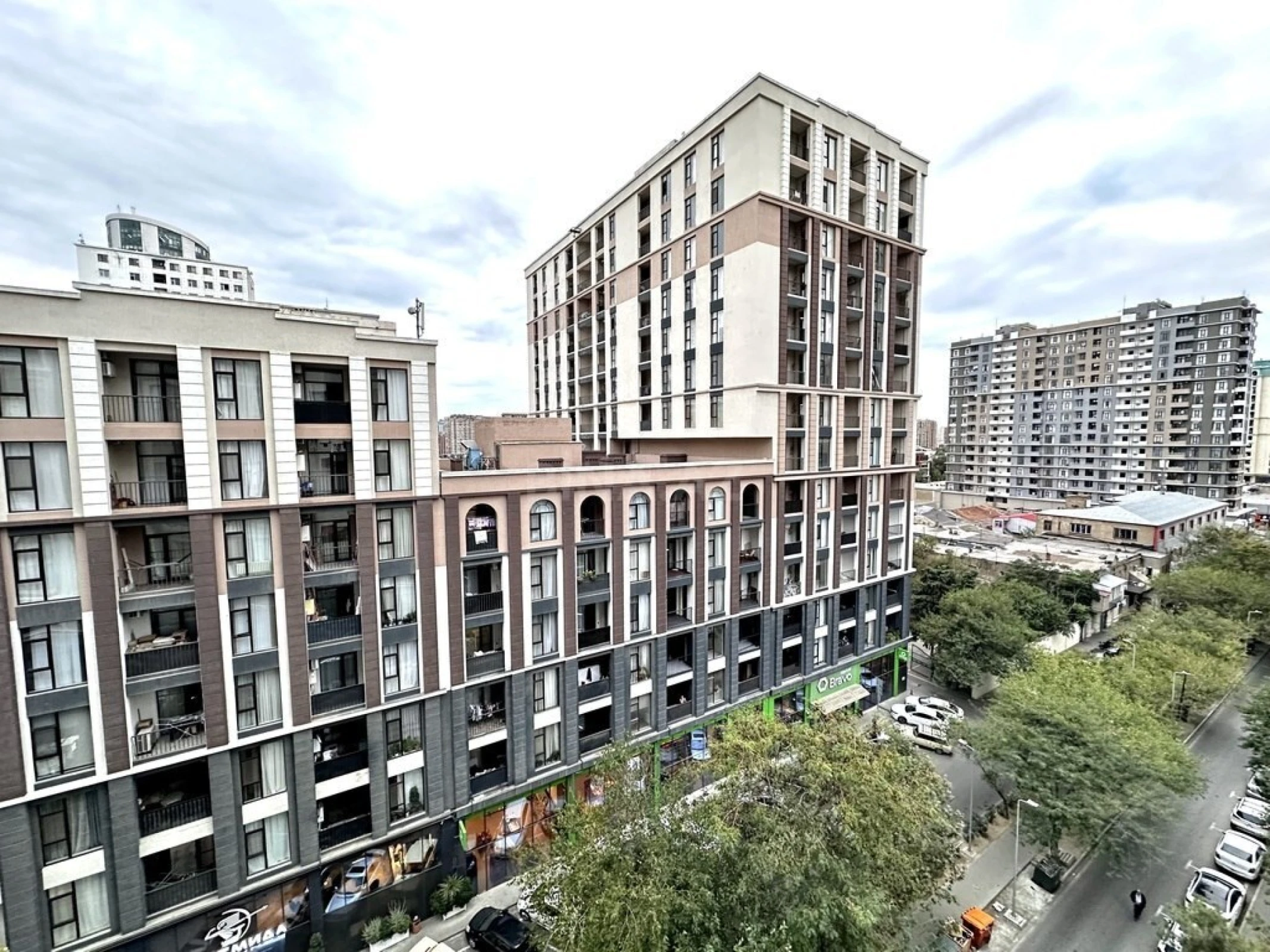 Satılır 4 otaqlı mənzil 120 m²