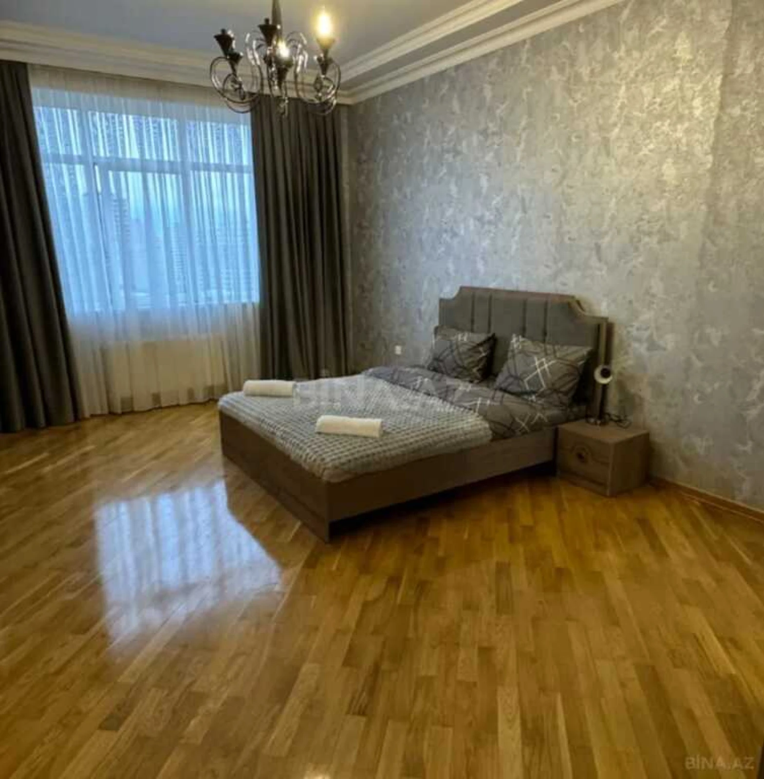 Satılır 4 otaqlı mənzil 140 m²