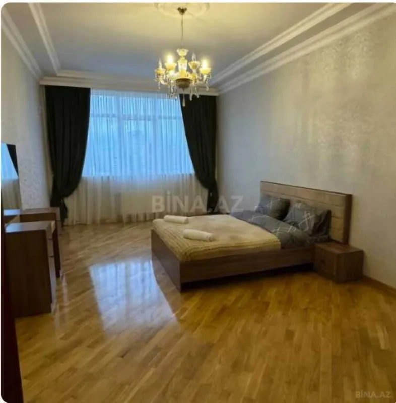 Satılır 4 otaqlı mənzil 140 m²