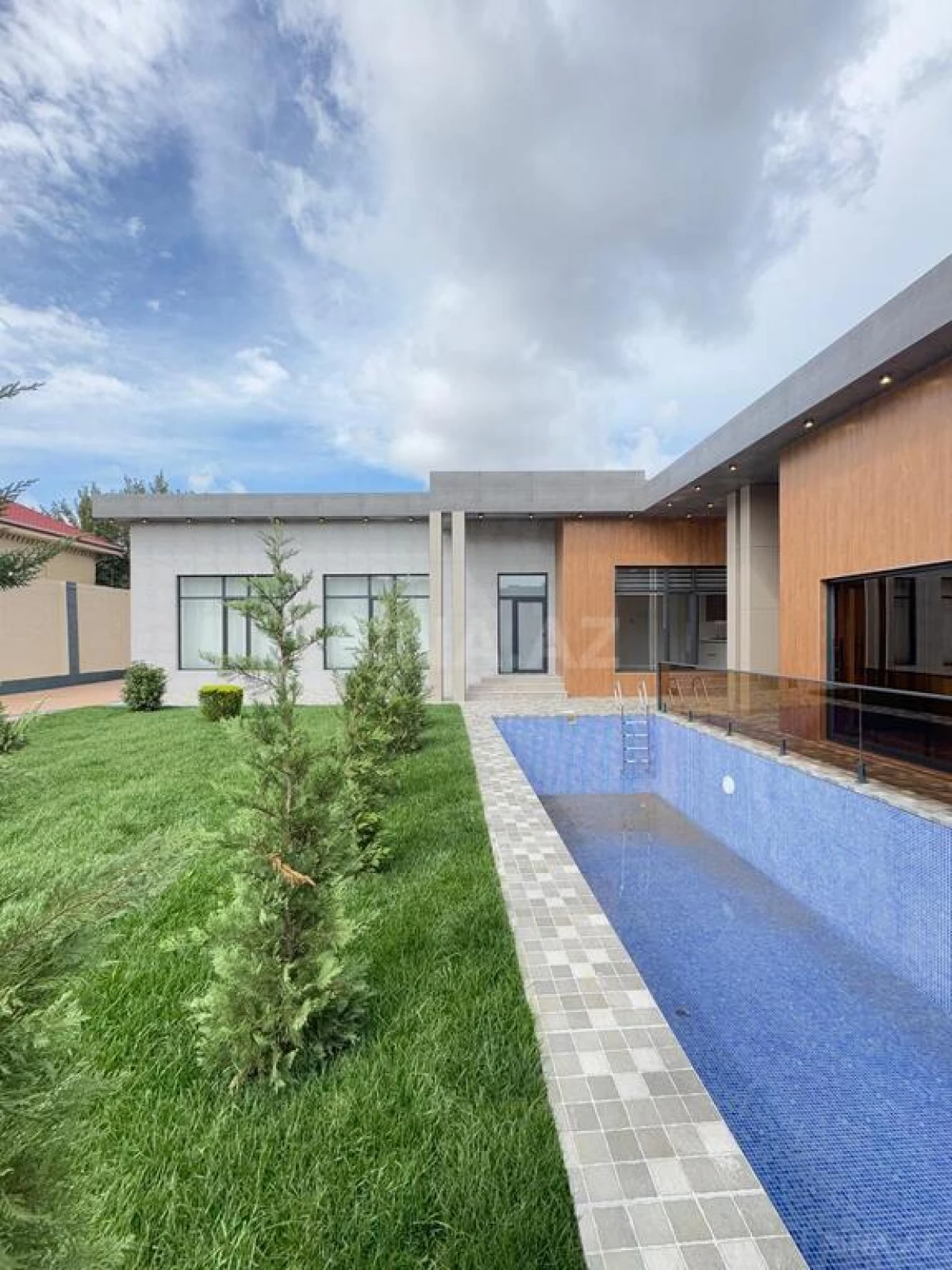 Satılır 5 otaqlı həyət evi 240 m²