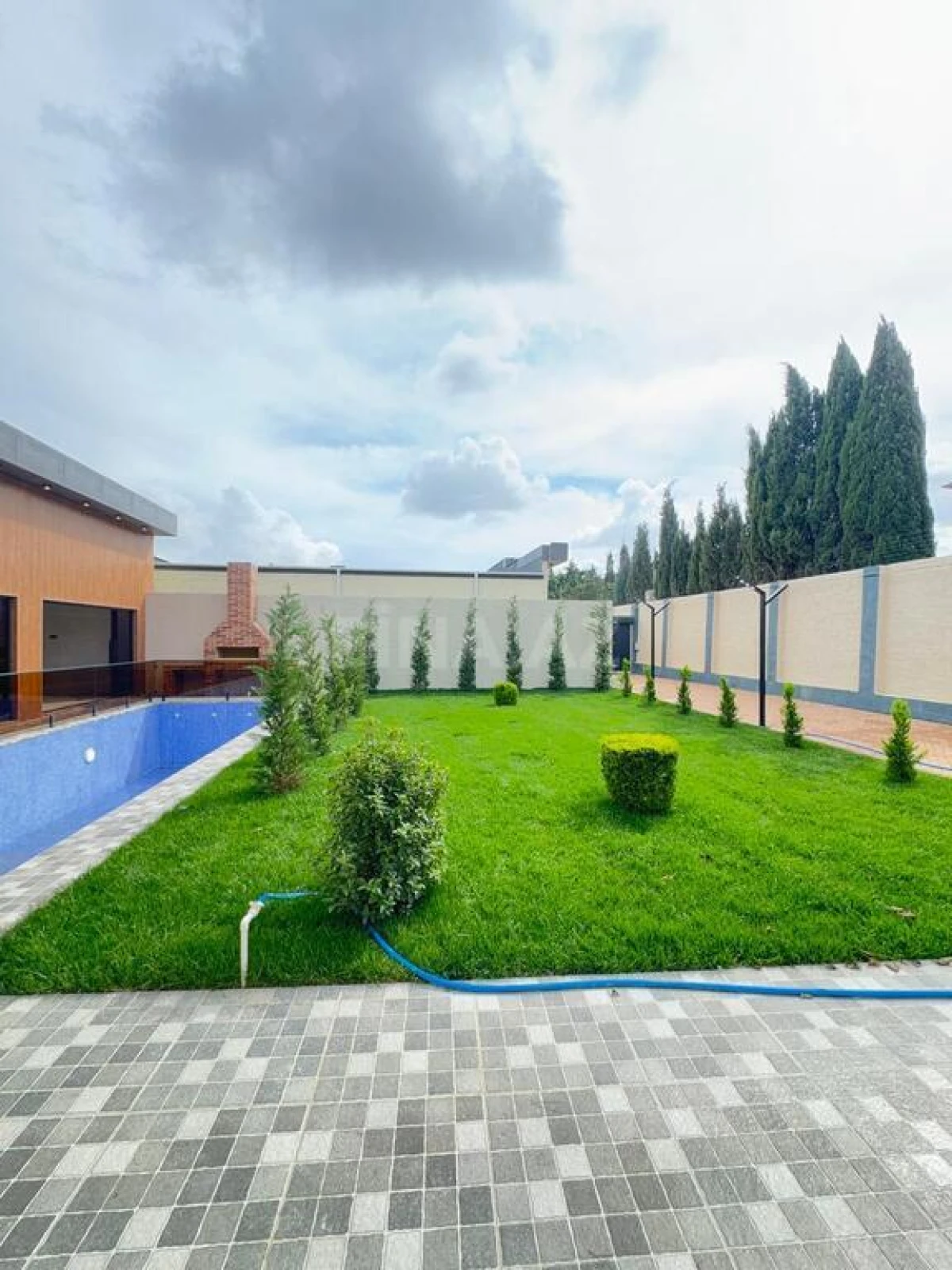 Satılır 5 otaqlı həyət evi 240 m²