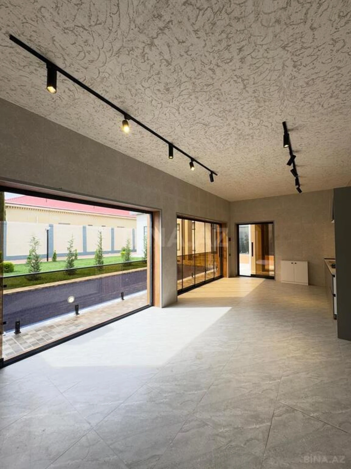 Satılır 5 otaqlı həyət evi 240 m²