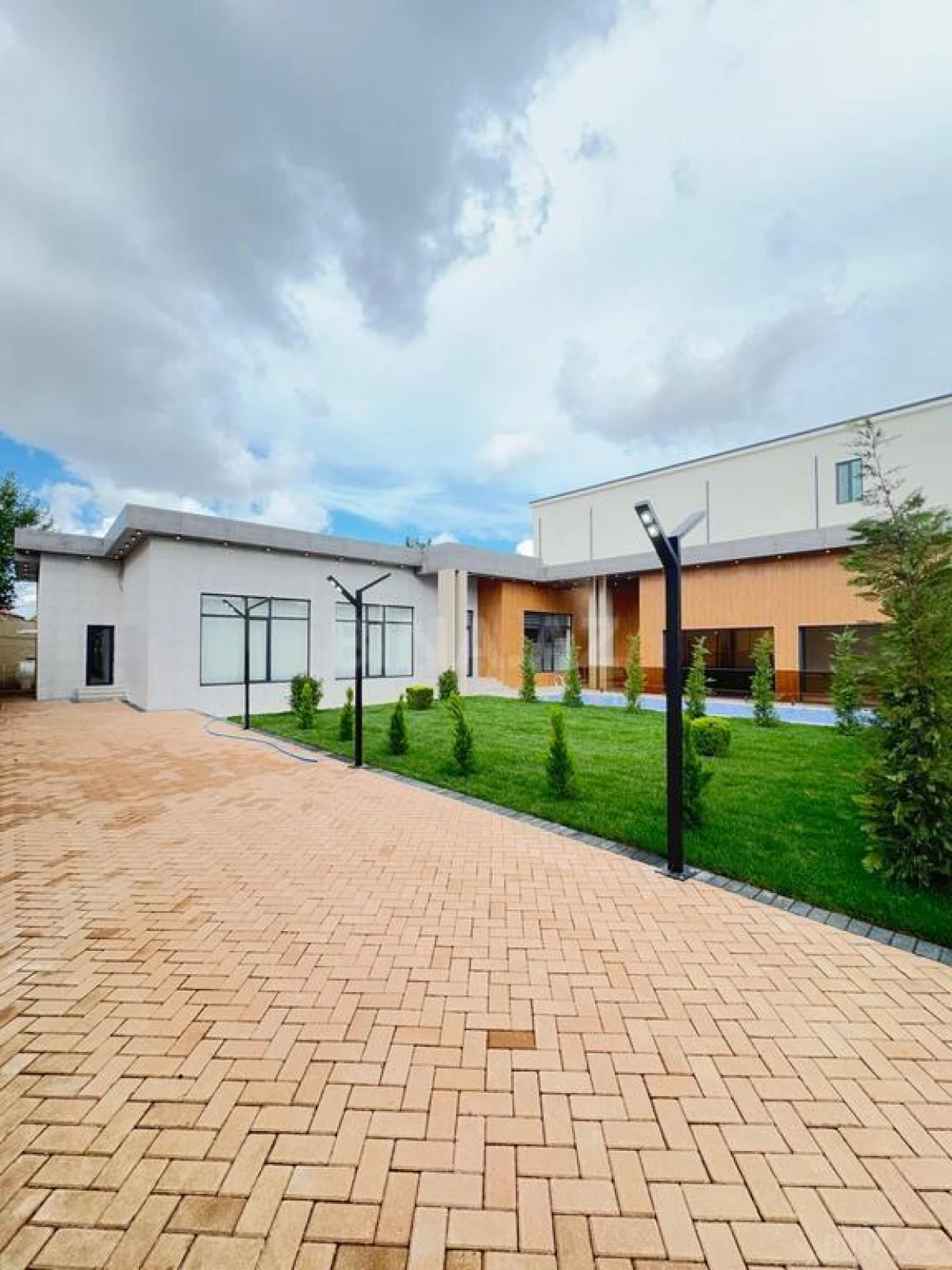 Satılır 5 otaqlı həyət evi 240 m²