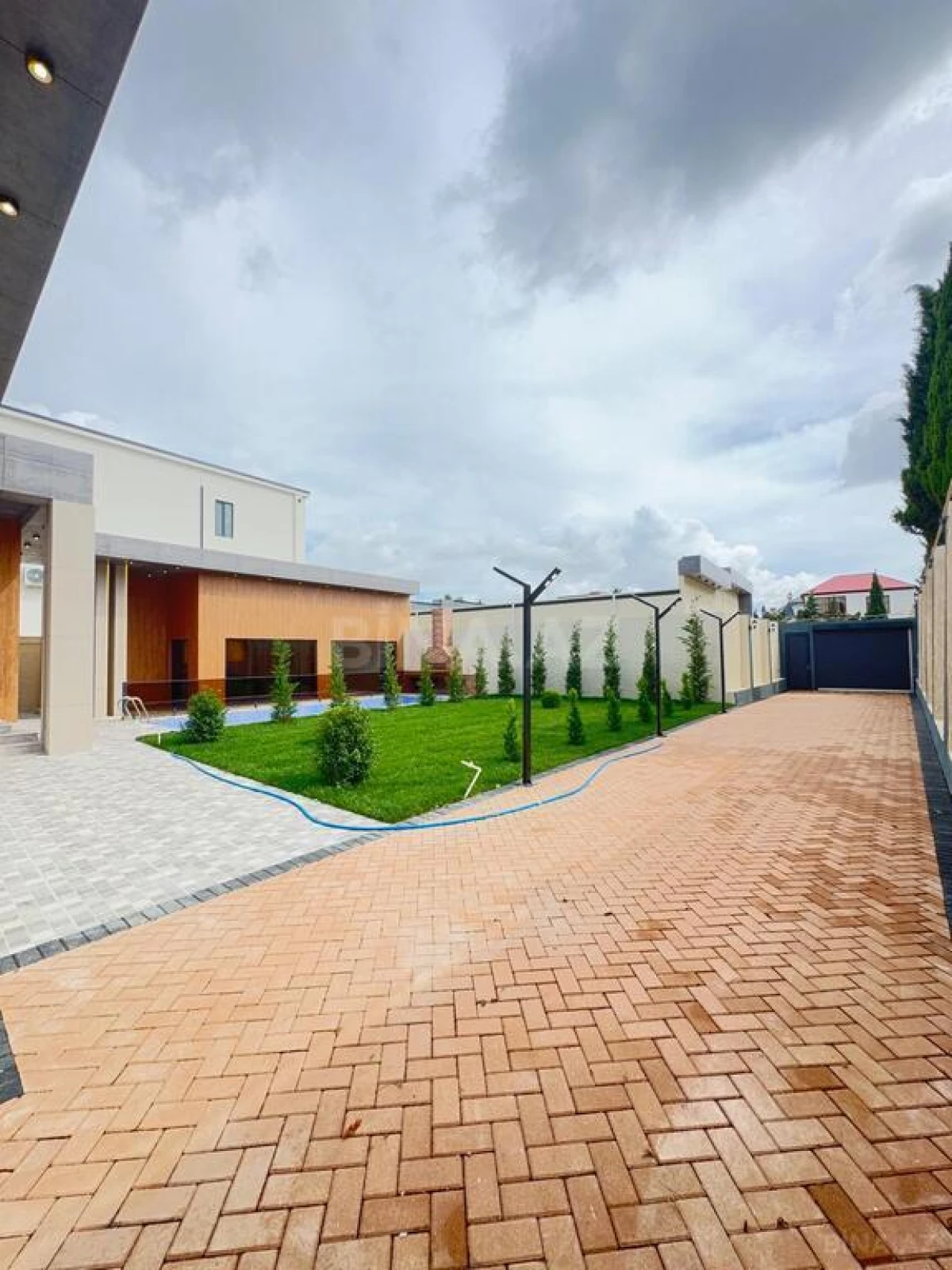 Satılır 5 otaqlı həyət evi 240 m²