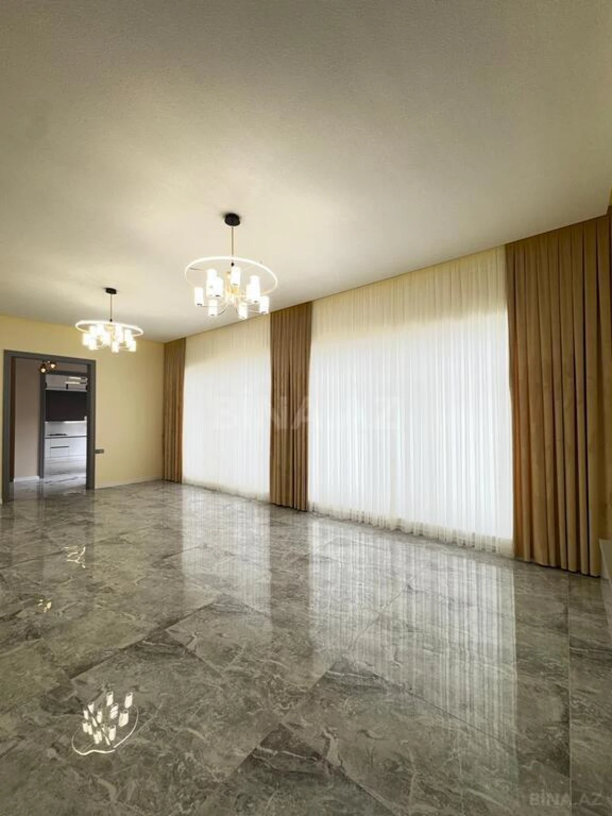 Satılır 5 otaqlı həyət evi 240 m²