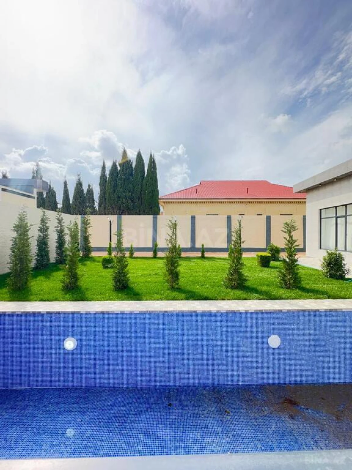 Satılır 5 otaqlı həyət evi 240 m²