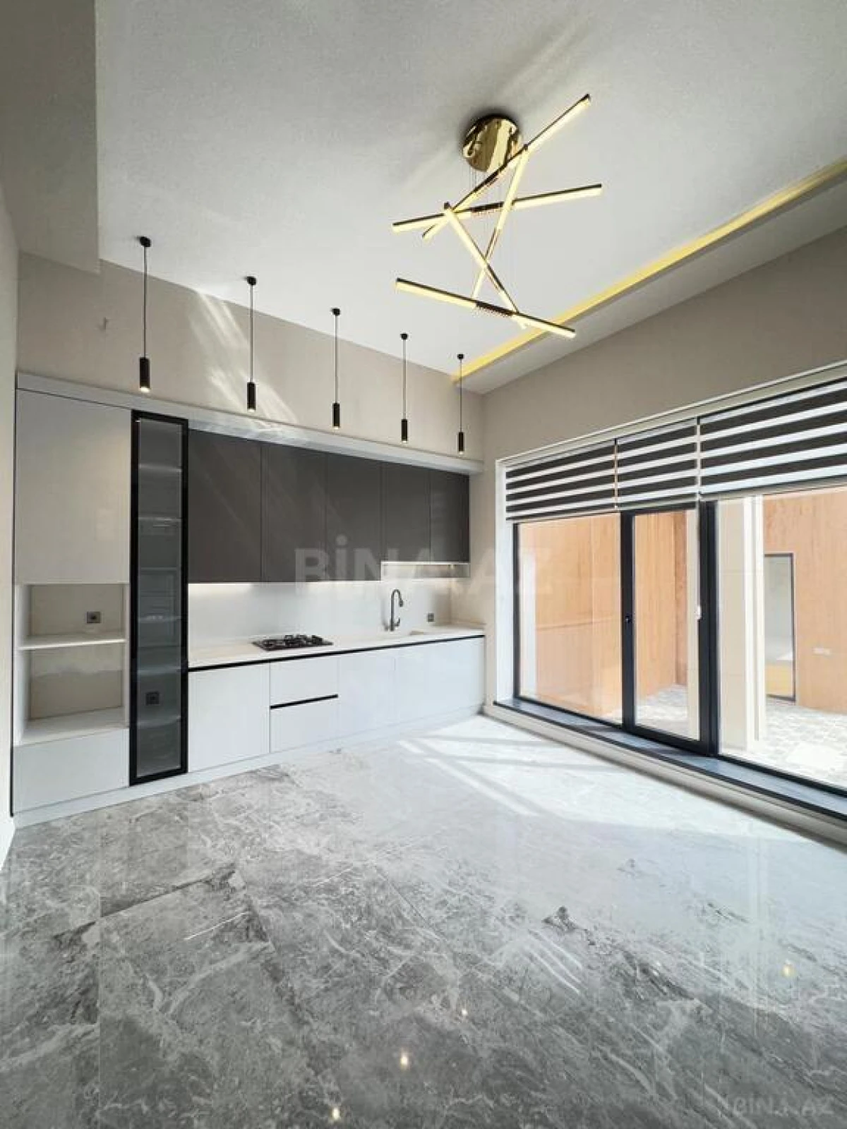 Satılır 5 otaqlı həyət evi 240 m²