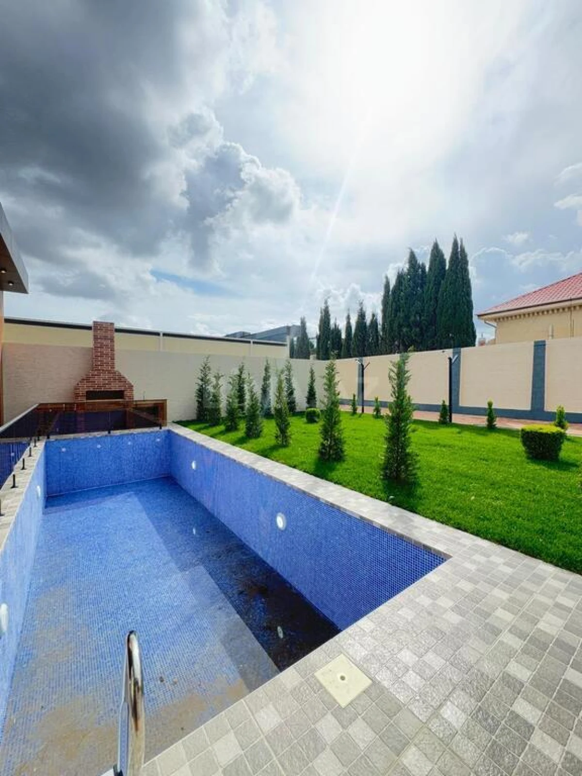 Satılır 5 otaqlı həyət evi 240 m²