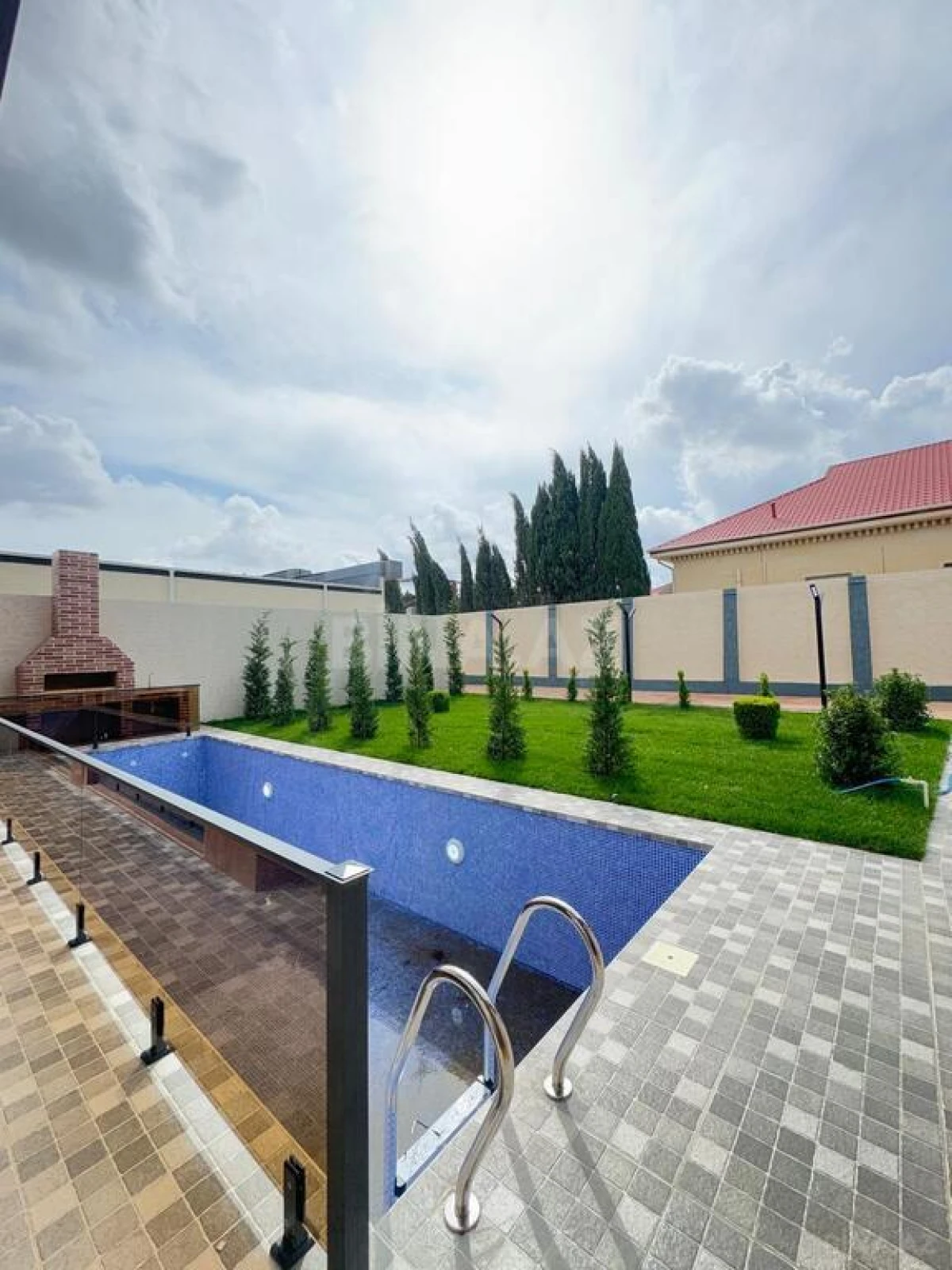 Satılır 5 otaqlı həyət evi 240 m²