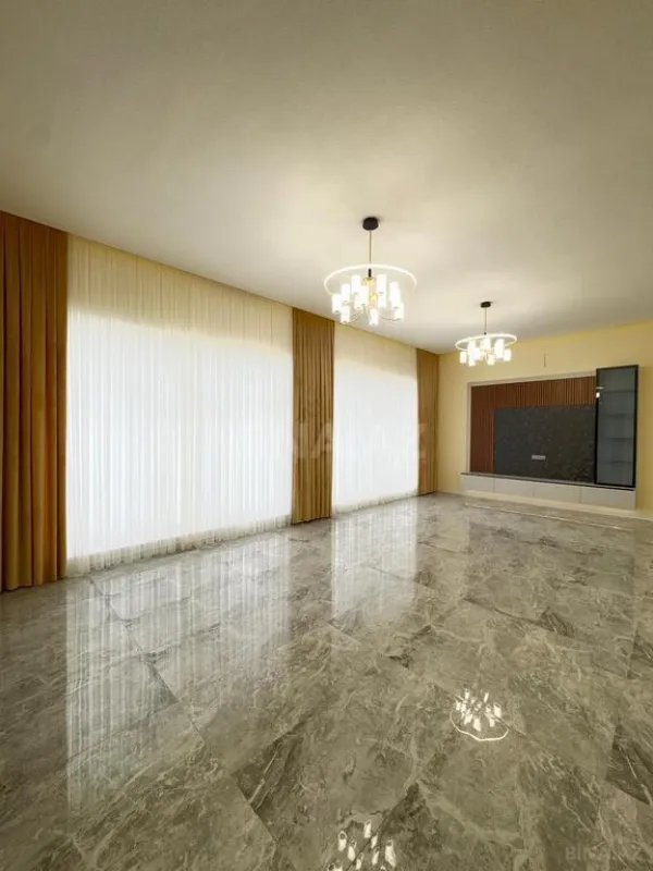 Satılır 5 otaqlı həyət evi 240 m²