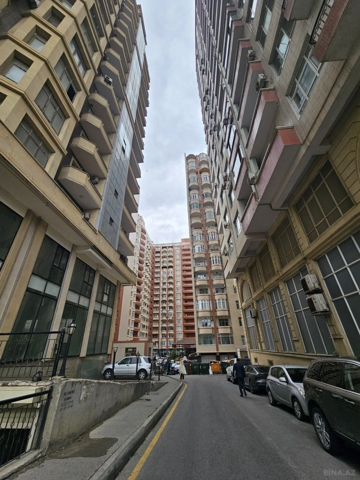 Satılır 3 otaqlı mənzil 137 m²