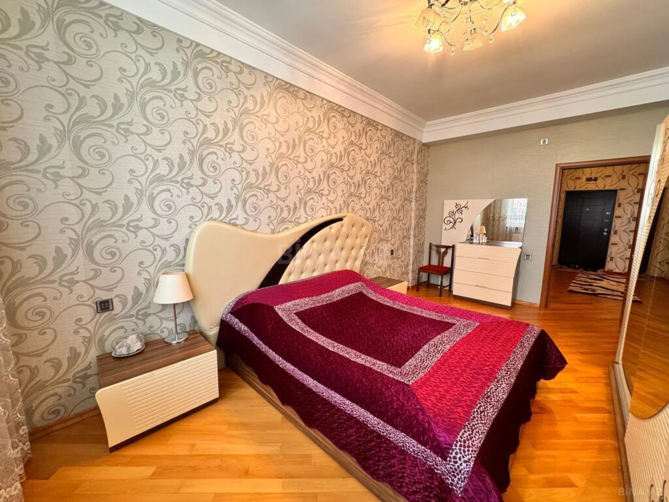 Satılır 2 otaqlı mənzil 96 m²