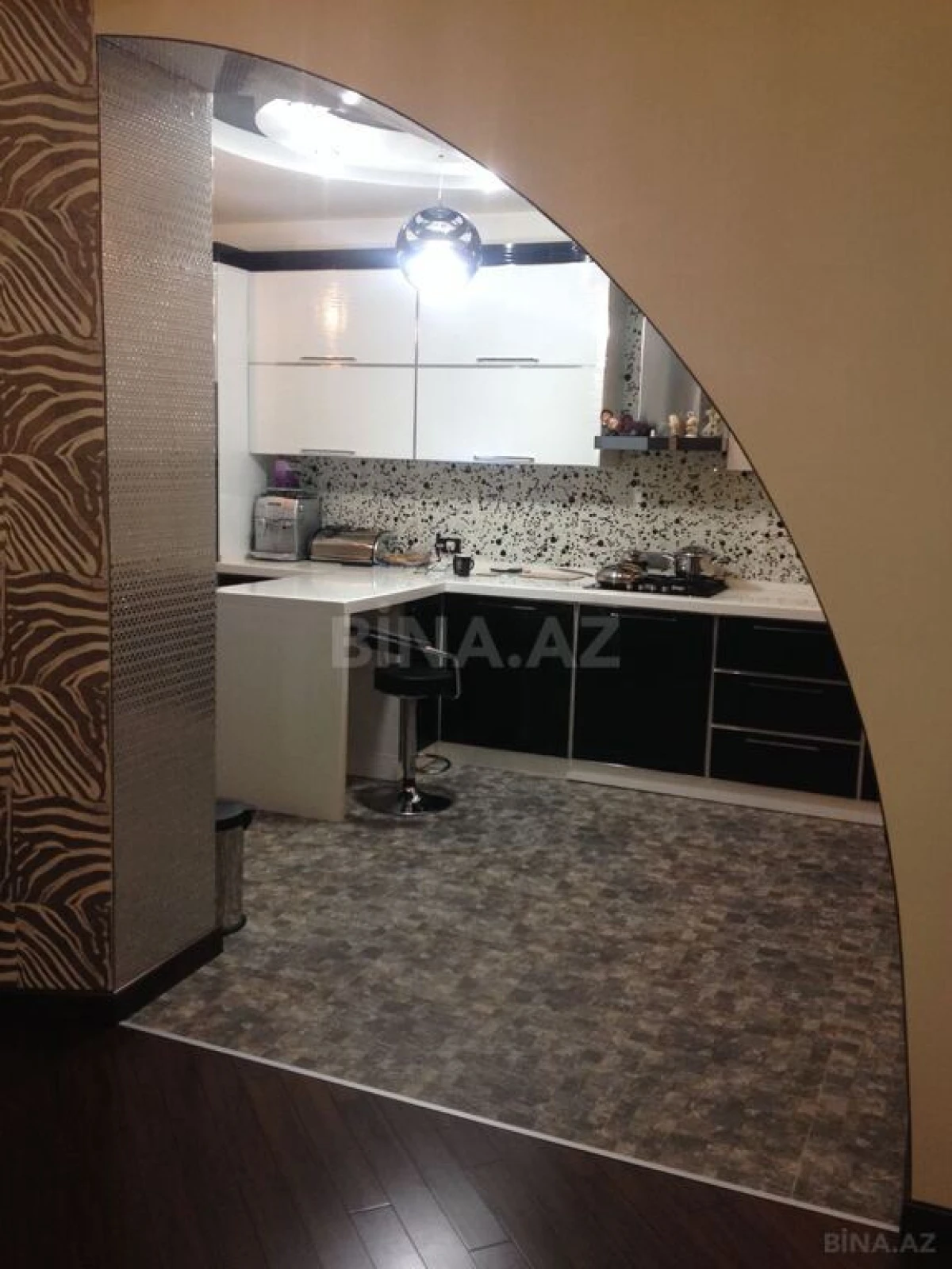 Satılır 3 otaqlı mənzil 158 m²