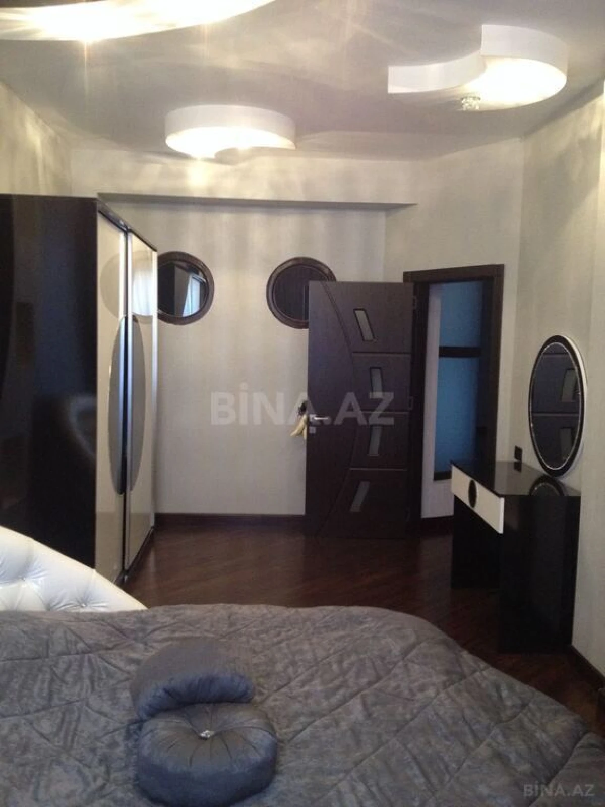 Satılır 3 otaqlı mənzil 158 m²