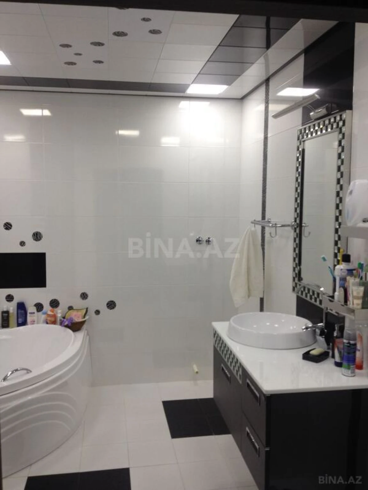 Satılır 3 otaqlı mənzil 158 m²