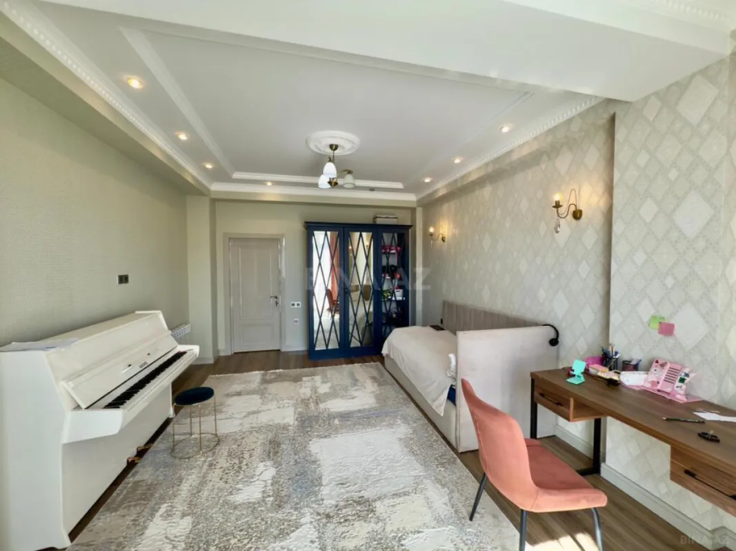 Satılır 4 otaqlı mənzil 245 m²