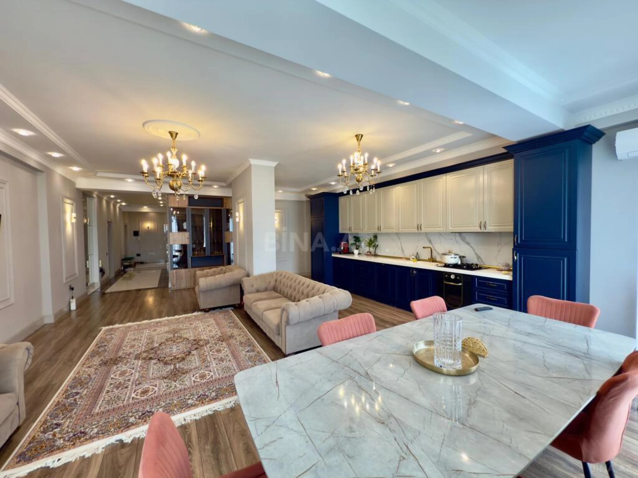 Satılır 4 otaqlı mənzil 245 m²