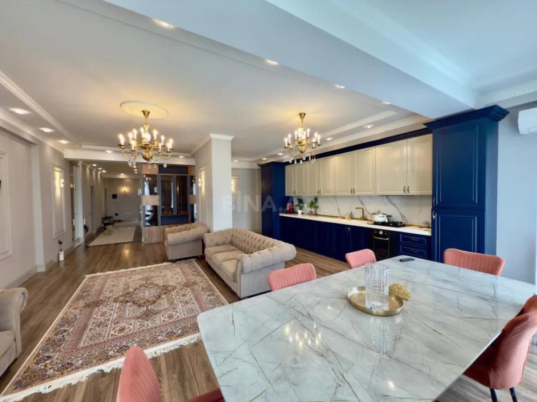 Satılır 4 otaqlı mənzil 245 m²