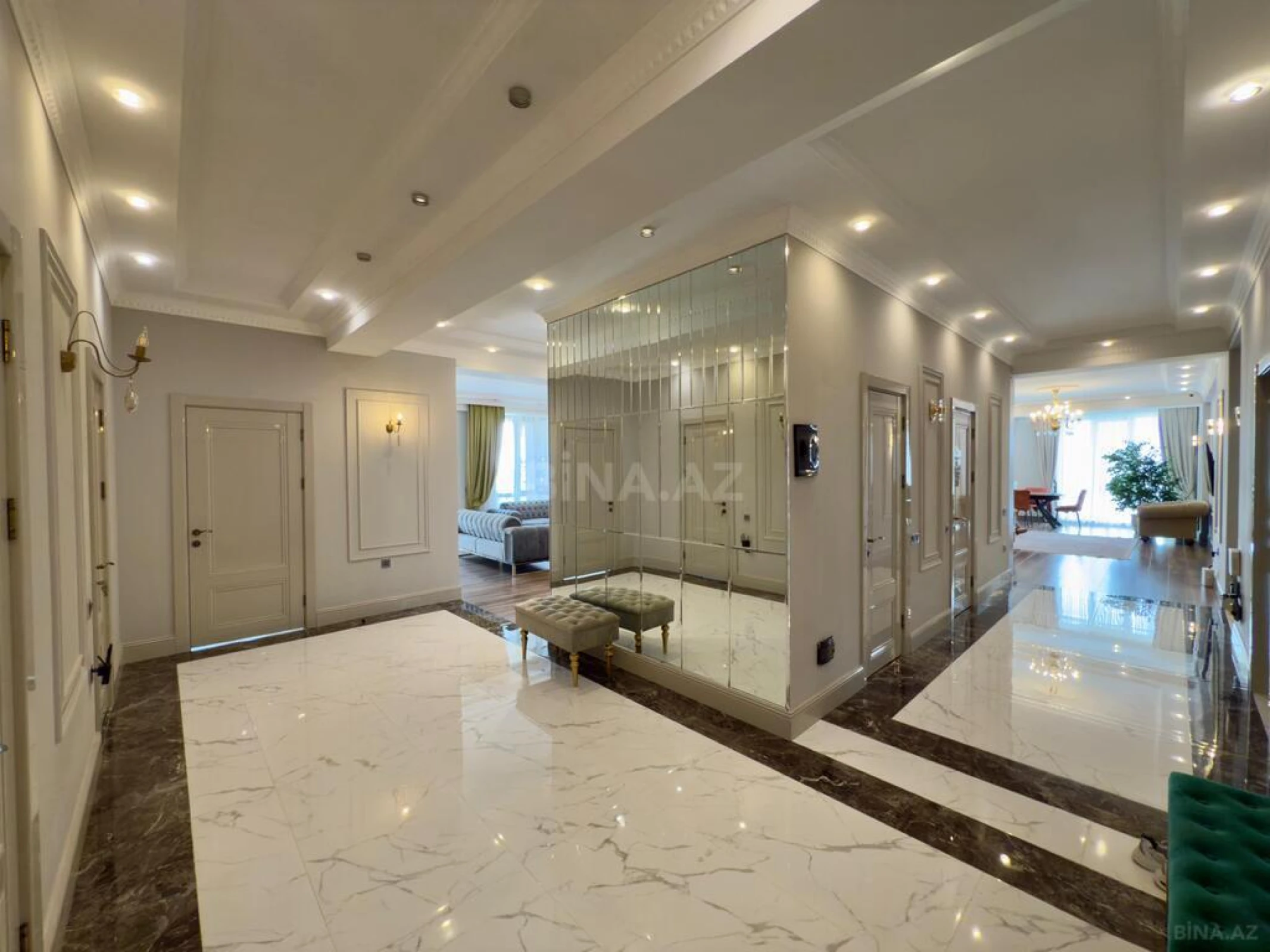 Satılır 4 otaqlı mənzil 245 m²