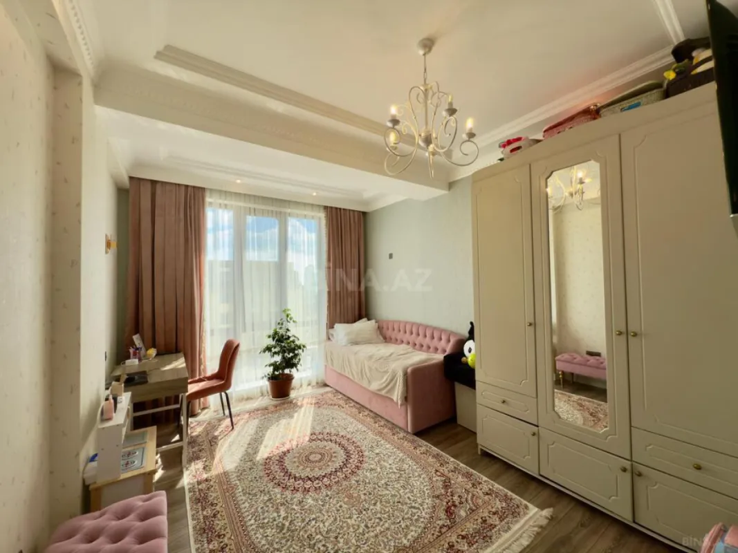 Satılır 4 otaqlı mənzil 245 m²