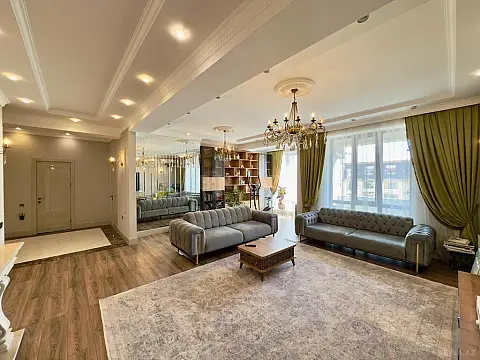 Satılır 4 otaqlı mənzil 245 m²