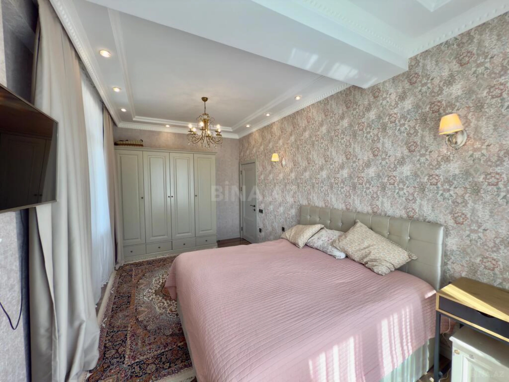 Satılır 4 otaqlı mənzil 245 m²