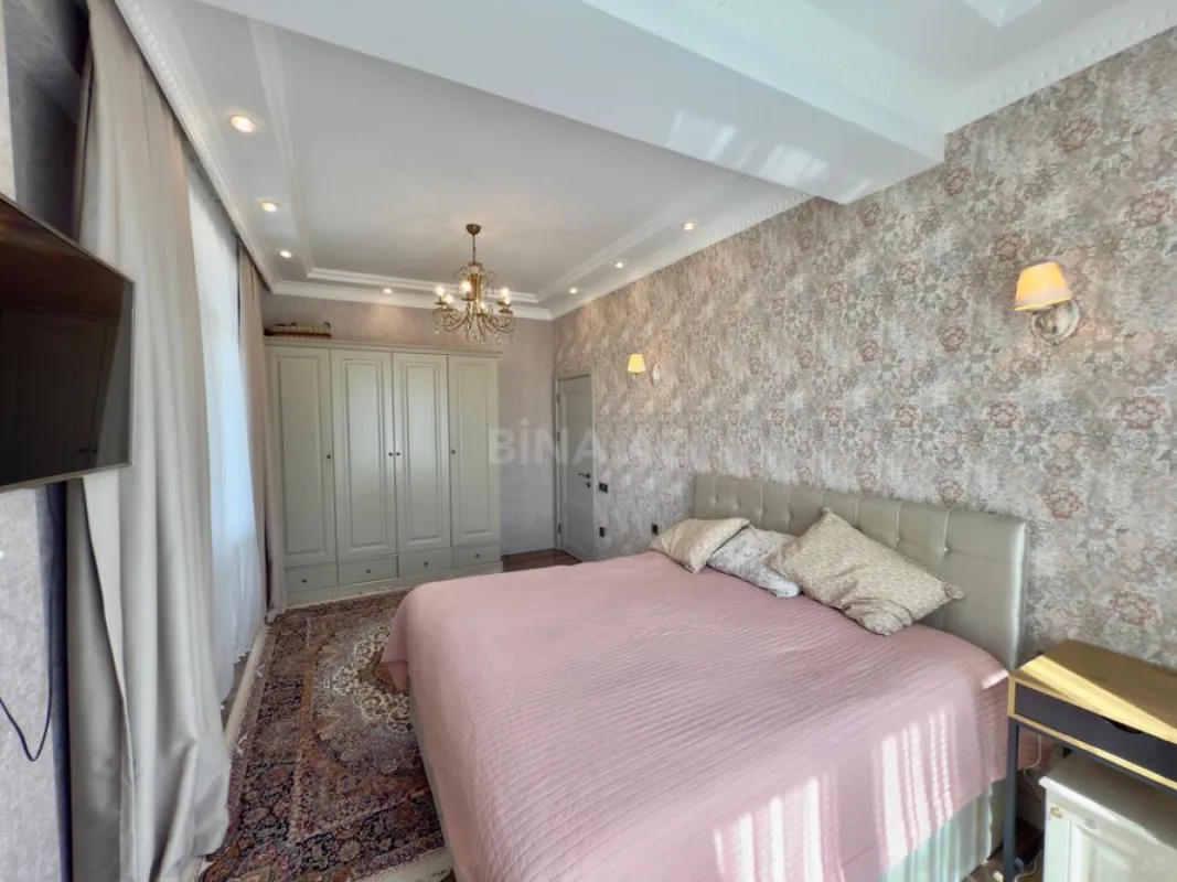 Satılır 4 otaqlı mənzil 245 m²