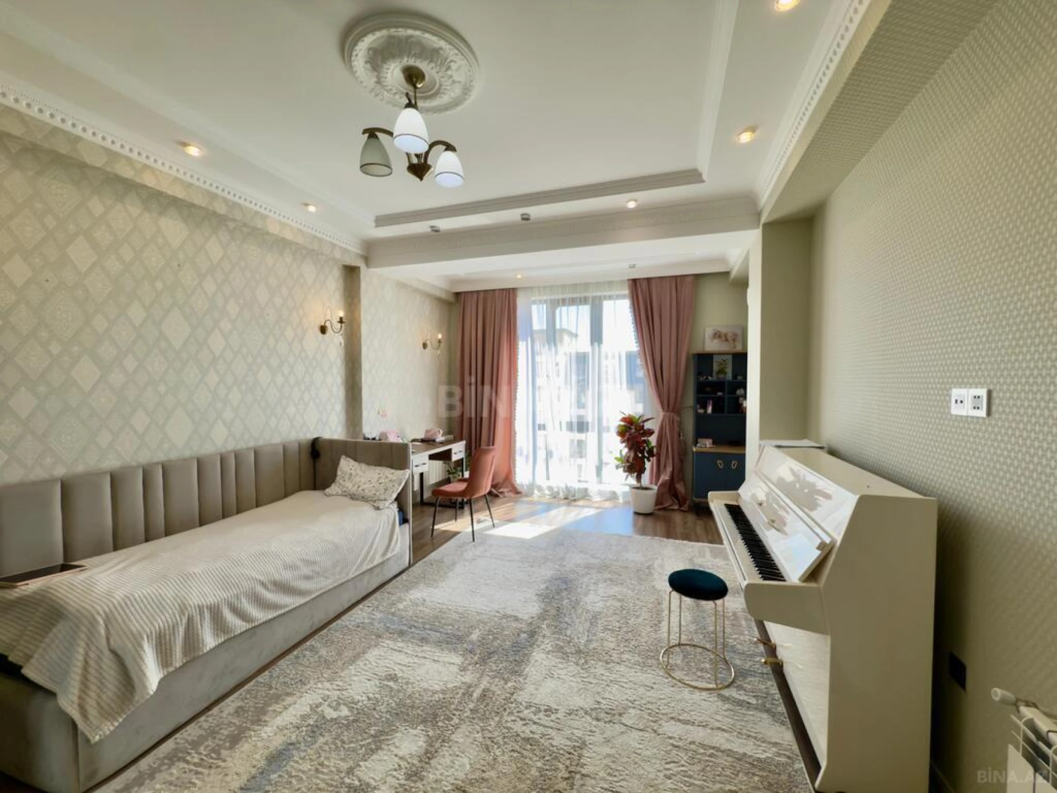 Satılır 4 otaqlı mənzil 245 m²