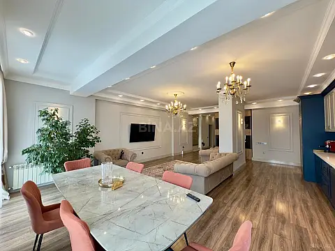 Satılır 4 otaqlı mənzil 245 m²