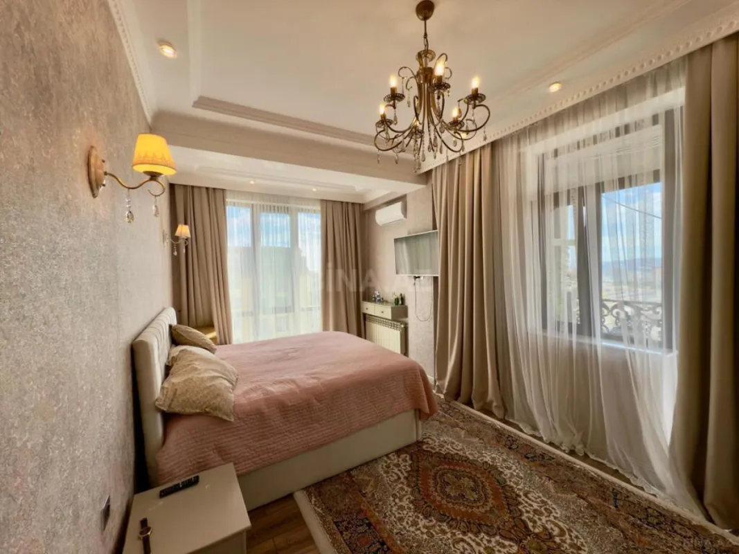 Satılır 4 otaqlı mənzil 245 m²