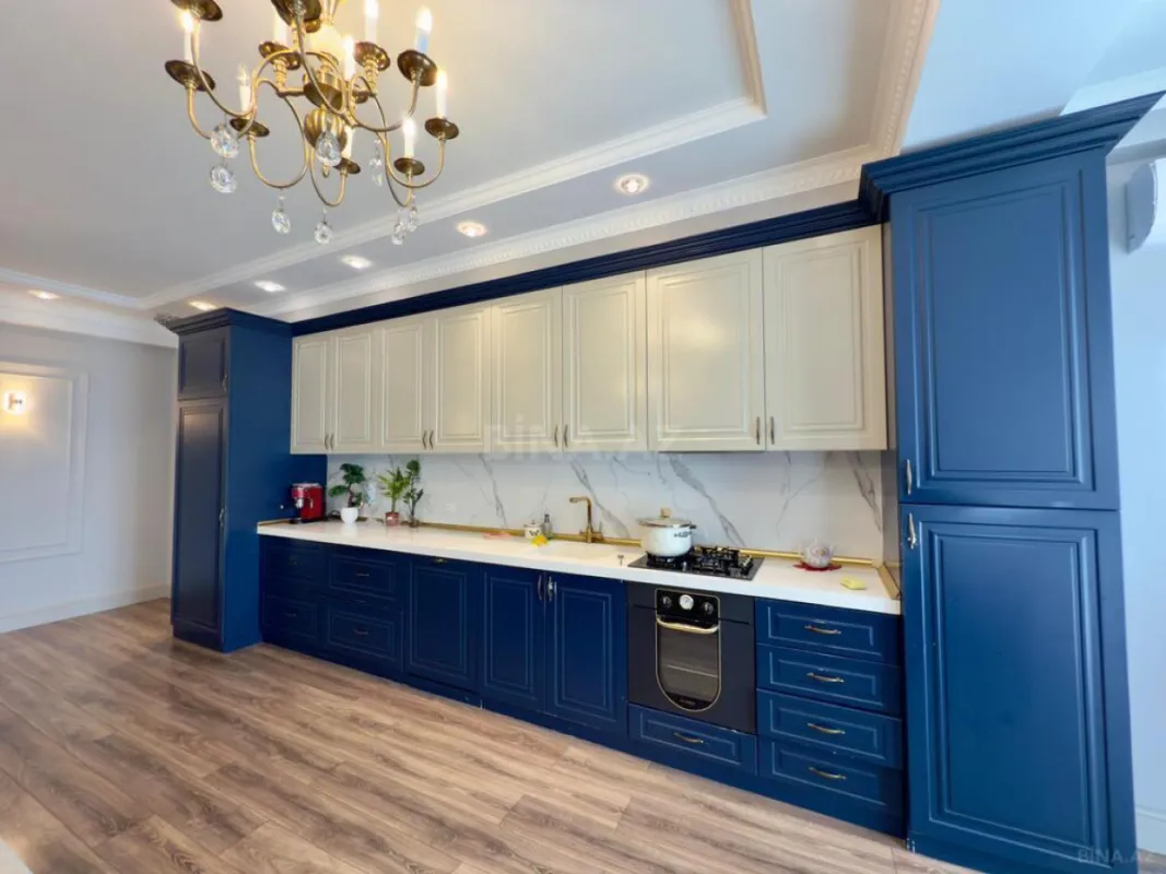 Satılır 4 otaqlı mənzil 245 m²