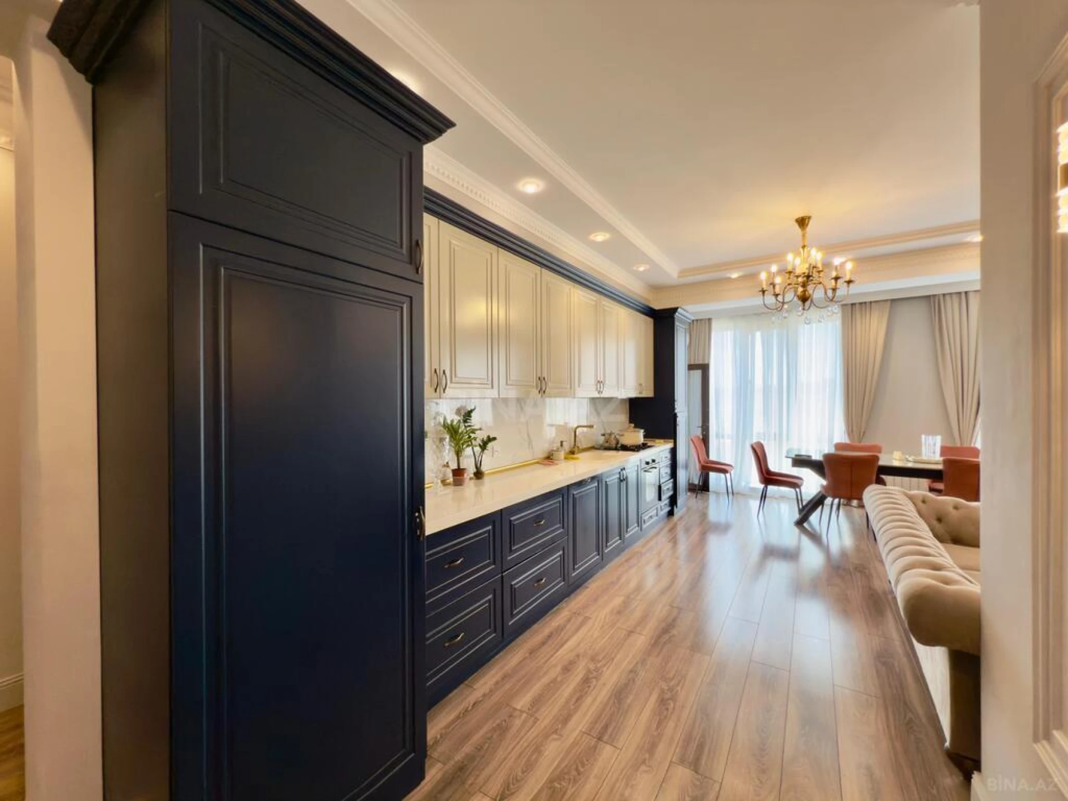 Satılır 4 otaqlı mənzil 245 m²