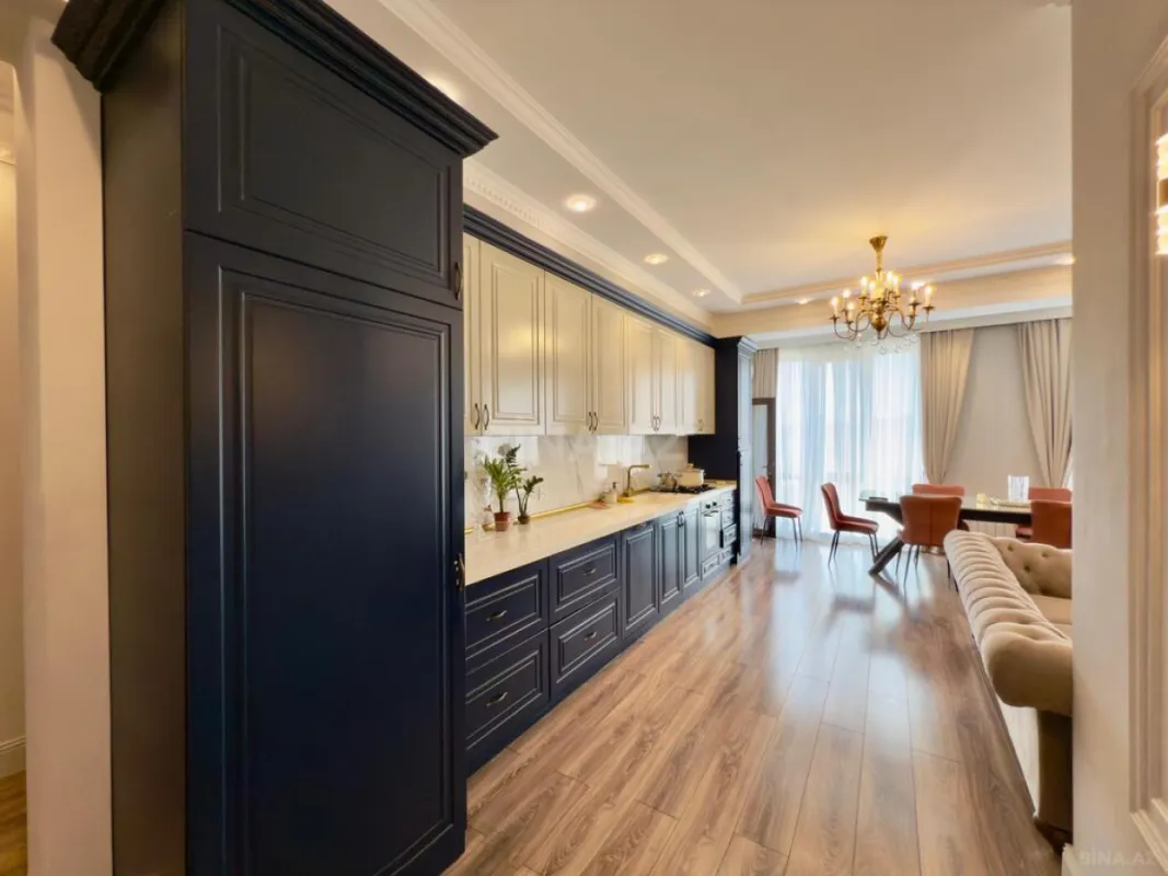 Satılır 4 otaqlı mənzil 245 m²