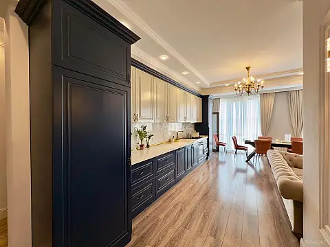 Satılır 4 otaqlı mənzil 245 m²