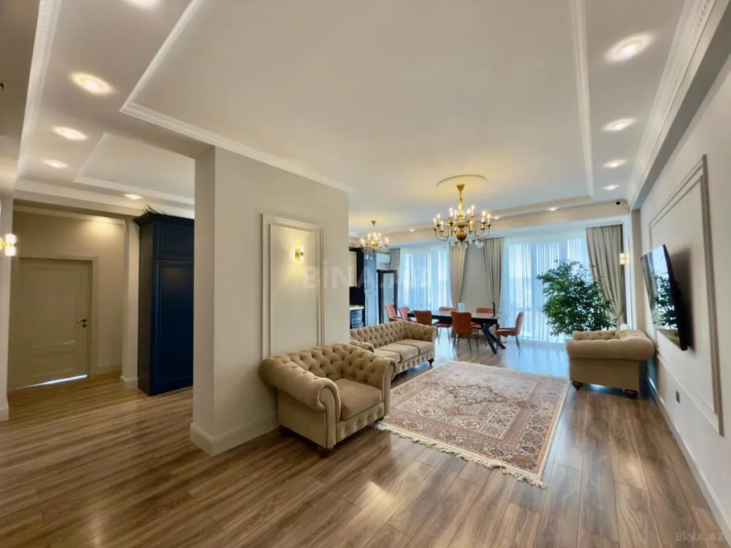 Satılır 4 otaqlı mənzil 245 m²