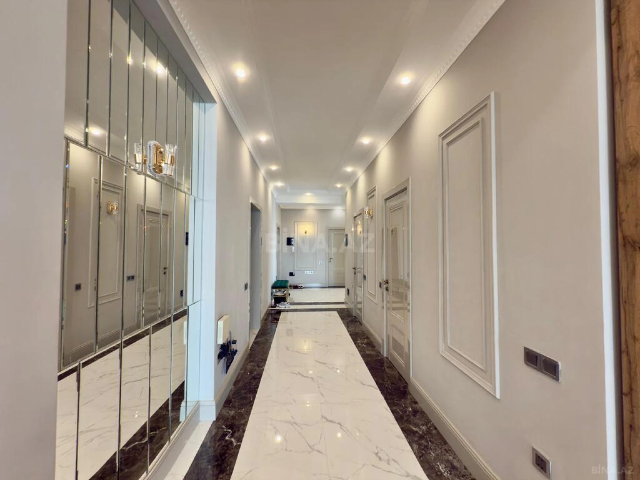 Satılır 4 otaqlı mənzil 245 m²